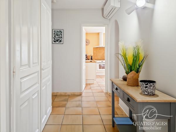 Maison de plain-pied en parfait état avec sa piscine.