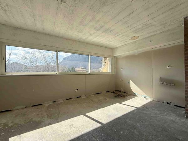 Appartement rénové à vendre 3 pièces avec terrasse à LARAGNE MONTEGLIN (05)