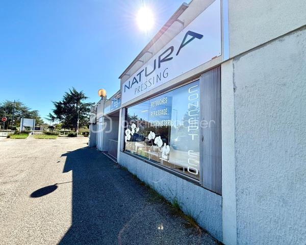 BAYARD IMMOBILIER vous présente en exclusivité ce pressing très bien placé sur Chassieu dans un centre commercial composé de 12 commerces.

Installé depuis plus de 6 ans, sans concurrence sur la commune et ayant développé une clientèle fidèle, ce commerce tout équipé et réputé attend son nouveau propriétaire.

CA 2025 : 100k€
 
Les + : belle surface de 50 m² avec double vitrine en angle, clientèle fidélisée, stationnement très facile avec une cinquantaine de places, zone commerciale avec boulangerie, fleuriste, bureau de tabac, restaurants, et école à proximité...

Bail 3,6,9 en cours. Loyer mensuel 876,73 € HT + charges 166,43 HT 
Horaires actuels d'ouverture : lundi, mardi, jeudi, vendredi : 9h-12h30 / 13-18h & samedi 9h-12h

Activités autorisées : Pressing - couture - repassage - point relais
Belle affaire à saisir !