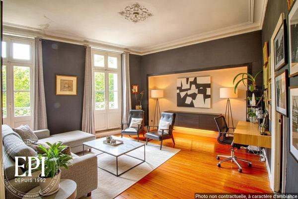 Découvrez un appartement d’exception, alliant charme bourgeois et fonctionnalité, au dernier étage.