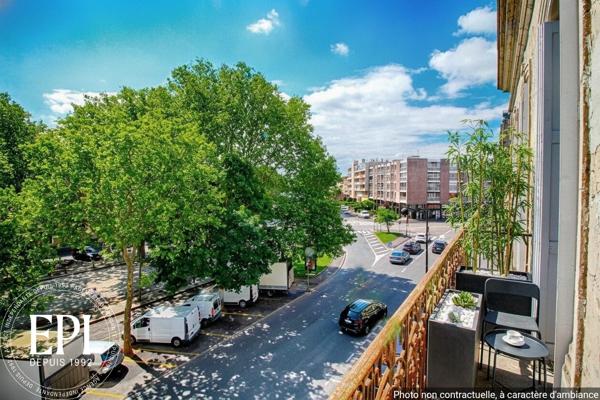 Découvrez un appartement d’exception, alliant charme bourgeois et fonctionnalité, au dernier étage.