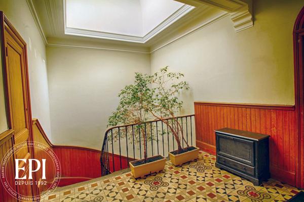 Découvrez un appartement d’exception, alliant charme bourgeois et fonctionnalité, au dernier étage.