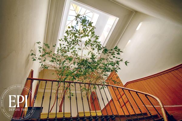 Découvrez un appartement d’exception, alliant charme bourgeois et fonctionnalité, au dernier étage.