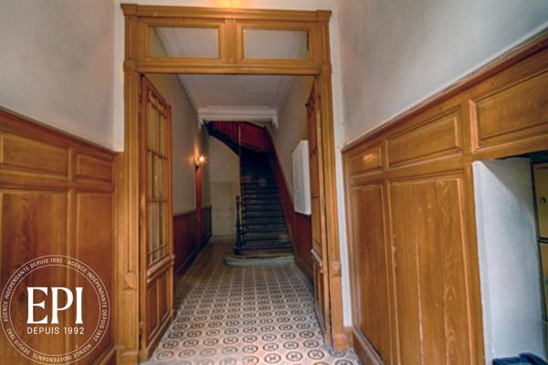 Découvrez un appartement d’exception, alliant charme bourgeois et fonctionnalité, au dernier étage.