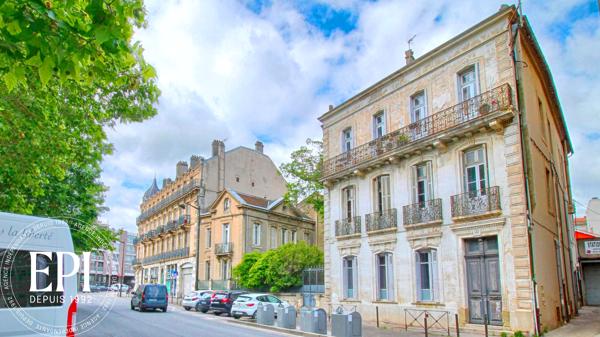 Découvrez un appartement d’exception, alliant charme bourgeois et fonctionnalité, au dernier étage.