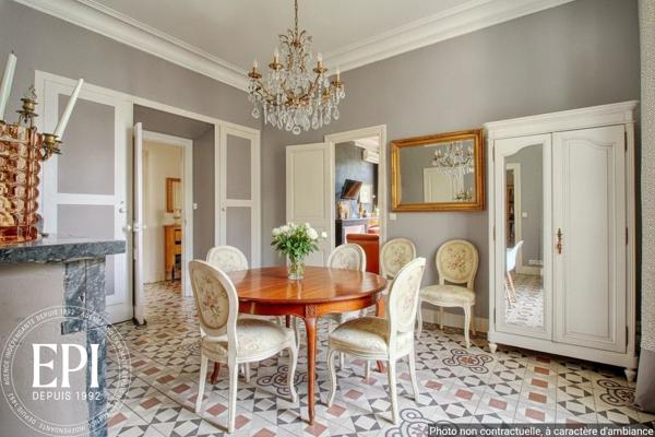 Découvrez un appartement d’exception, alliant charme bourgeois et fonctionnalité, au dernier étage.