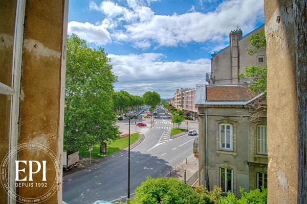 Découvrez un appartement d’exception, alliant charme bourgeois et fonctionnalité, au dernier étage.
