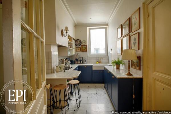 Découvrez un appartement d’exception, alliant charme bourgeois et fonctionnalité, au dernier étage.