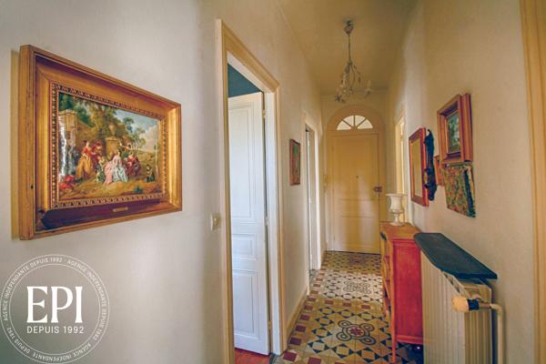 Découvrez un appartement d’exception, alliant charme bourgeois et fonctionnalité, au dernier étage.