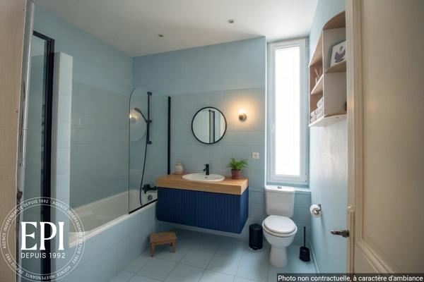 Découvrez un appartement d’exception, alliant charme bourgeois et fonctionnalité, au dernier étage.