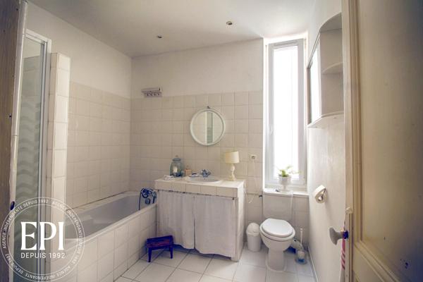 Découvrez un appartement d’exception, alliant charme bourgeois et fonctionnalité, au dernier étage.