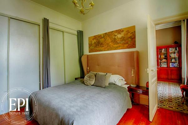 Découvrez un appartement d’exception, alliant charme bourgeois et fonctionnalité, au dernier étage.