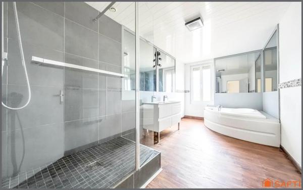 Spacieuse maison rénovée avec piscine à Ambarès
