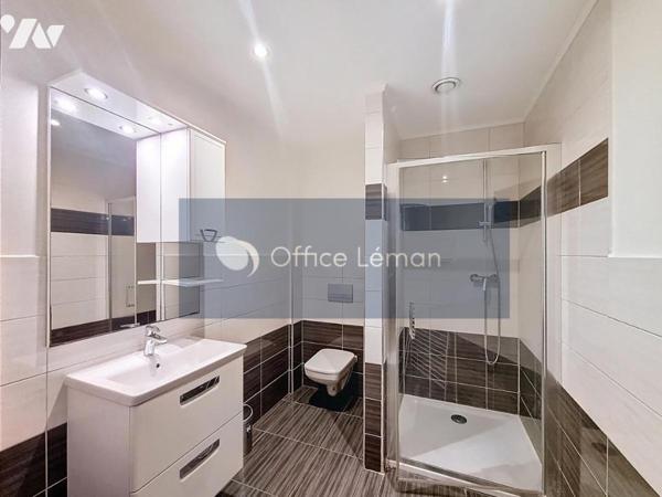 Immeuble comprenant 6 appartements de type T3 et 6 places de stationnement