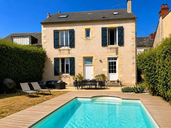 Maison de ville de 146 m² avec piscine, dépendance et stationnement à proximité