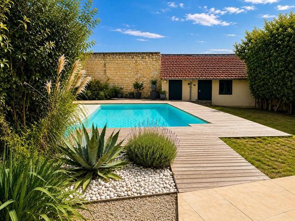 Maison de ville de 146 m² avec piscine, dépendance et stationnement à proximité