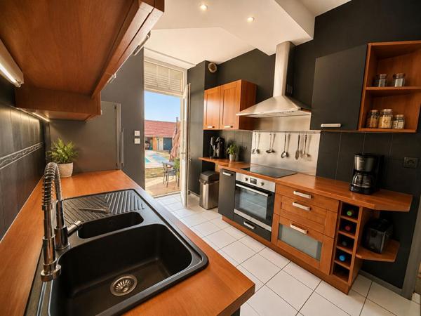 Maison de ville de 146 m² avec piscine, dépendance et stationnement à proximité