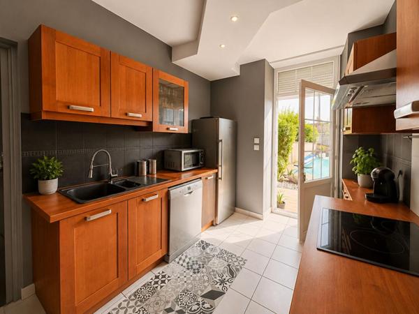 Maison de ville de 146 m² avec piscine, dépendance et stationnement à proximité