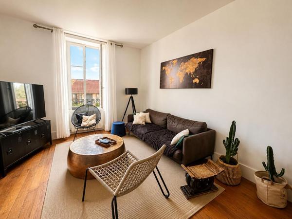 Maison de ville de 146 m² avec piscine, dépendance et stationnement à proximité