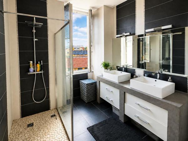 Maison de ville de 146 m² avec piscine, dépendance et stationnement à proximité