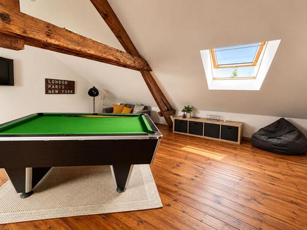 Maison de ville de 146 m² avec piscine, dépendance et stationnement à proximité
