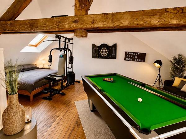 Maison de ville de 146 m² avec piscine, dépendance et stationnement à proximité
