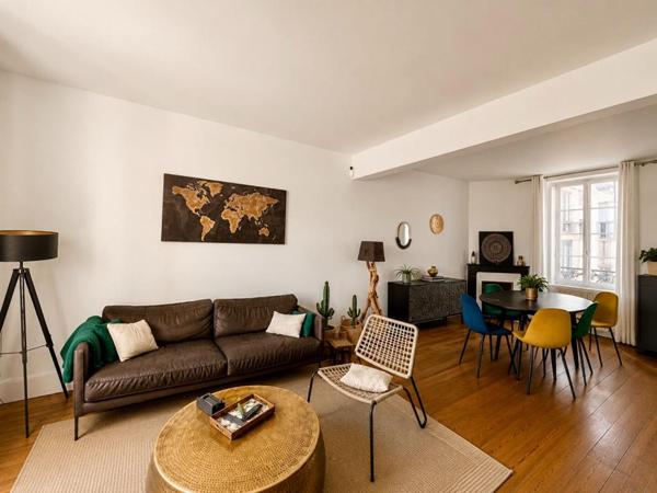 Maison de ville de 146 m² avec piscine, dépendance et stationnement à proximité
