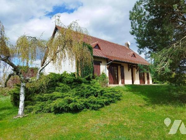 Pavillon élevé sur sous-sol total, composé de : cuisine aménagée, séjour-salon avec cheminée, d...