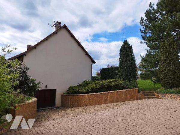 Pavillon élevé sur sous-sol total, composé de : cuisine aménagée, séjour-salon avec cheminée, d...