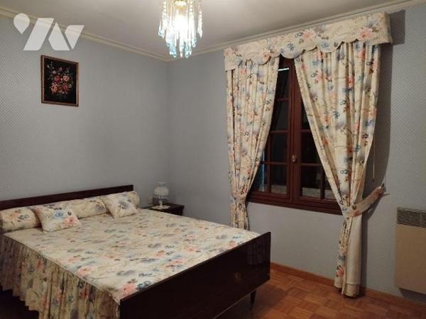 Pavillon élevé sur sous-sol total, composé de : cuisine aménagée, séjour-salon avec cheminée, d...