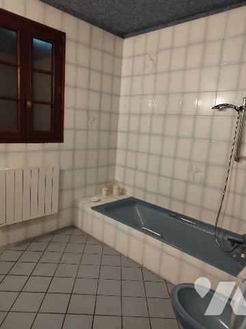 Pavillon élevé sur sous-sol total, composé de : cuisine aménagée, séjour-salon avec cheminée, d...