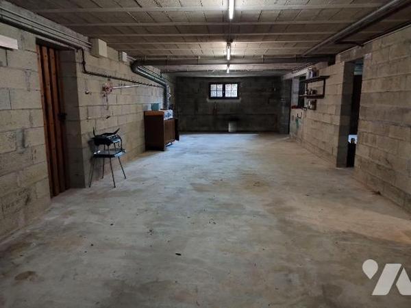 Pavillon élevé sur sous-sol total, composé de : cuisine aménagée, séjour-salon avec cheminée, d...