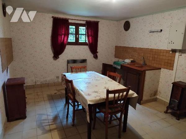 Pavillon élevé sur sous-sol total, composé de : cuisine aménagée, séjour-salon avec cheminée, d...