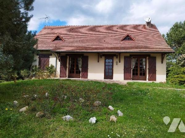 Pavillon élevé sur sous-sol total, composé de : cuisine aménagée, séjour-salon avec cheminée, d...