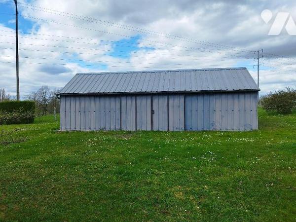 Pavillon élevé sur sous-sol total, composé de : cuisine aménagée, séjour-salon avec cheminée, d...