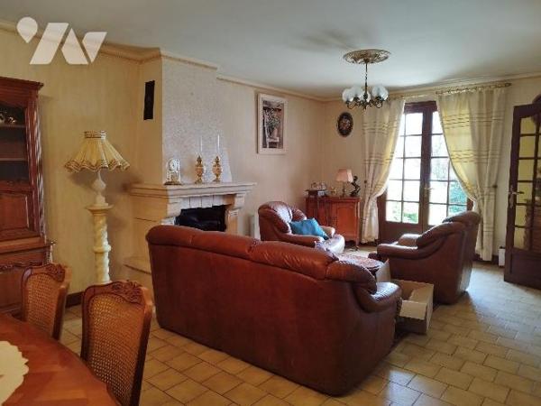 Pavillon élevé sur sous-sol total, composé de : cuisine aménagée, séjour-salon avec cheminée, d...