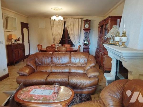 Pavillon élevé sur sous-sol total, composé de : cuisine aménagée, séjour-salon avec cheminée, d...