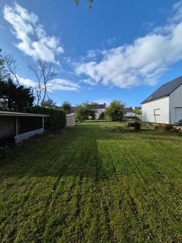 RARE - A vendre terrain constructible de 360 m2, plat, à 400 m du centre de Cléguer (56), 15 min de Lorient, 22 min de la mer (Larmor Plage)
