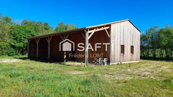 Bâtiment agricole de 192 m2 construit en 2021 par le compagnons du devoir sur son terrain certifier Bio de 84183 m2