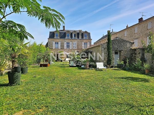 Maison  5 pièce(s) 197 m2, coeur de Fontenay-le-Comte,4 chambres, jardin, garage