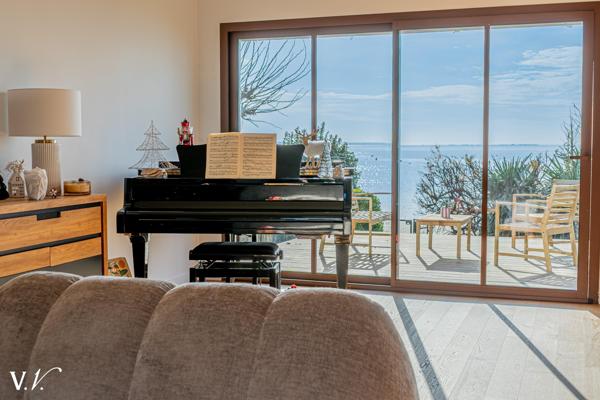 ARES- VILLA MODERNE EN PREMIERE LIGNE