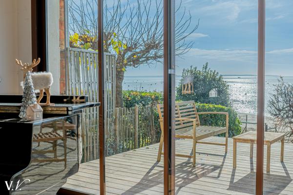 ARES- VILLA MODERNE EN PREMIERE LIGNE
