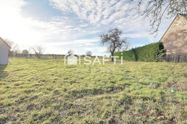 Terrain constructible d'environ 898 m2, environ 20 m de façade, exposition SUD-OUEST. Vue sur la campagne !