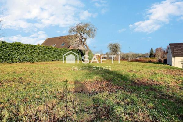 Terrain constructible d'environ 898 m2, environ 20 m de façade, exposition SUD-OUEST. Vue sur la campagne !