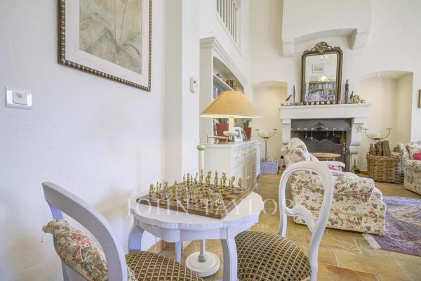 Charmante propriété à vendre dans un domaine privé à Châteauneuf