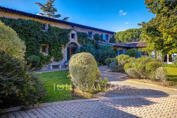 Charmante propriété à vendre dans un domaine privé à Châteauneuf