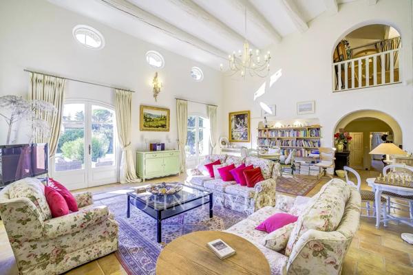 Charmante propriété à vendre dans un domaine privé à Châteauneuf