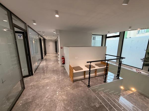 Bureaux à louer OULLINS PIERRE BENITE (69), d'une surface de 143 m² au 1er étage, en plein coeur d'oullins,sur la grande rue, à proximité immédiate du métro.