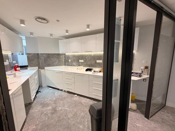 Bureaux à louer OULLINS PIERRE BENITE (69), d'une surface de 143 m² au 1er étage, en plein coeur d'oullins,sur la grande rue, à proximité immédiate du métro.