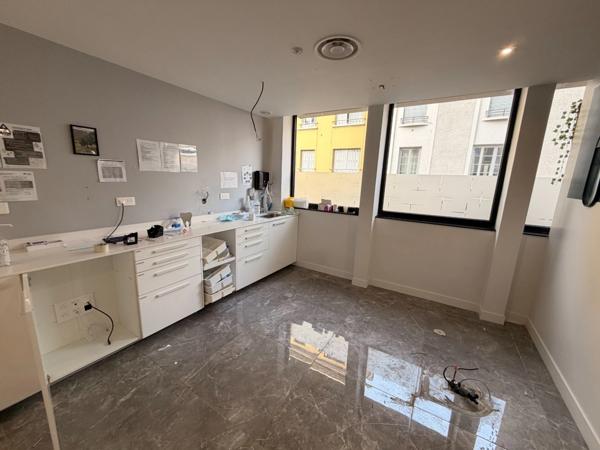 Bureaux à louer OULLINS PIERRE BENITE (69), d'une surface de 143 m² au 1er étage, en plein coeur d'oullins,sur la grande rue, à proximité immédiate du métro.